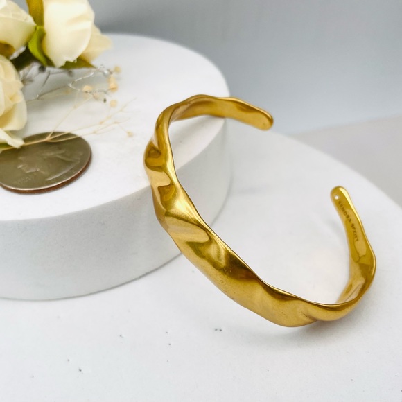 Kendra Scott Holland Cuff Bracelet In Vintage Gold - Picture 8 of 11